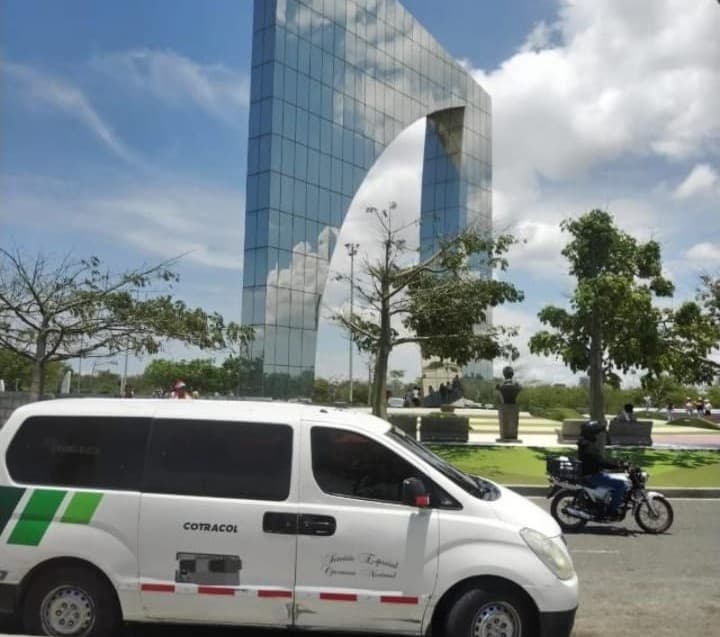 Interior de la van con asientos amplios y aire acondicionado.